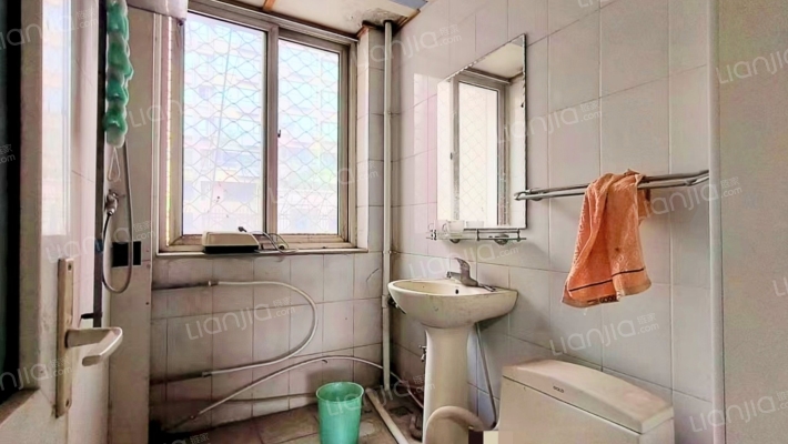 低楼层，南北通透，明厨明卫，车位充足-卫生间