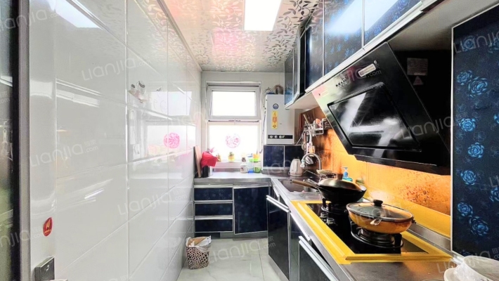 此房满二，业主诚心出售，价格还能再沟通，随时看房-厨房