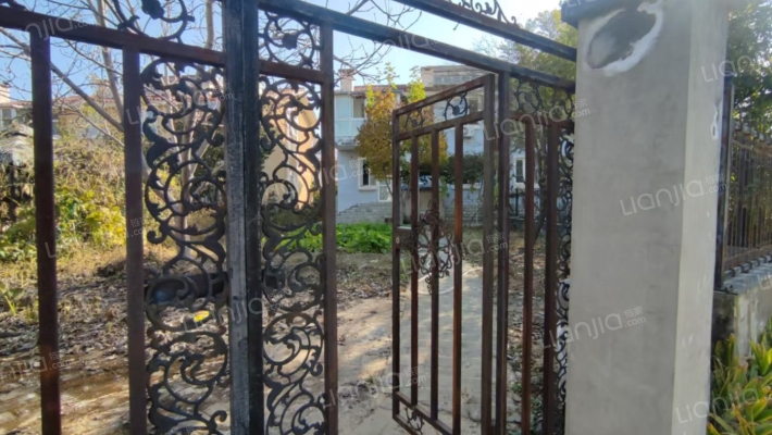 房主出国诚意出售闲置别墅，院子大，带装修拎包入住-入户花园