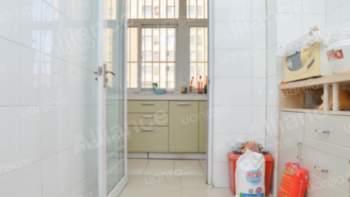 东兴北街光明小区南北通透大三居业主诚意出售-厨房