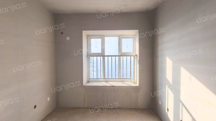 急售三利朝南两居室，毛坯满二，价格美丽-卧室A