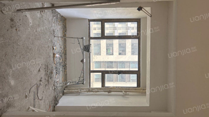 高速发展地带精品三居室诚意出售-客厅B