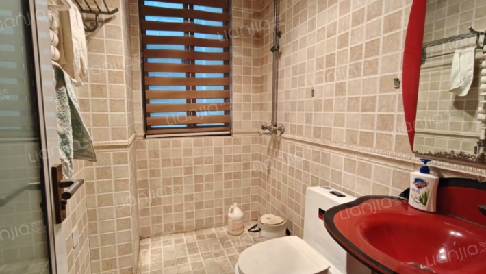 范阳路，一梯两户，小高层128平三居，110万可议-卫生间B