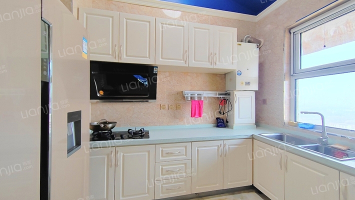 房本满二，南北通透精装大三居，顶层带阁楼-厨房