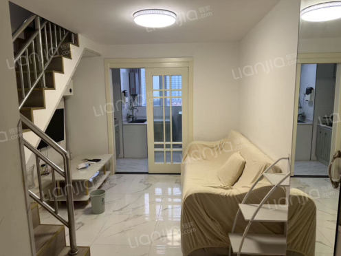 整租·隆鑫爱琴海四期 1室1厅 跃层 南