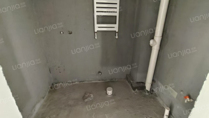 房子是南北通透的，中间楼层，采光没有遮挡-卫生间