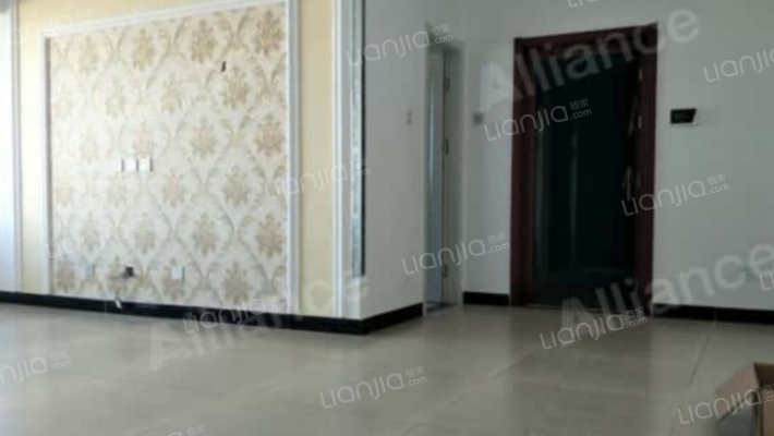 南北两居中高楼层，无遮挡，采光好，房本满二税费少-餐厅