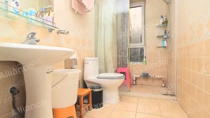 此房带装修，带660平米大院子，交通便利，小区环境好-卫生间C