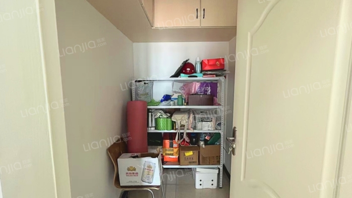 华阳路电梯房 中上楼层  采光好 简单装修-储物间