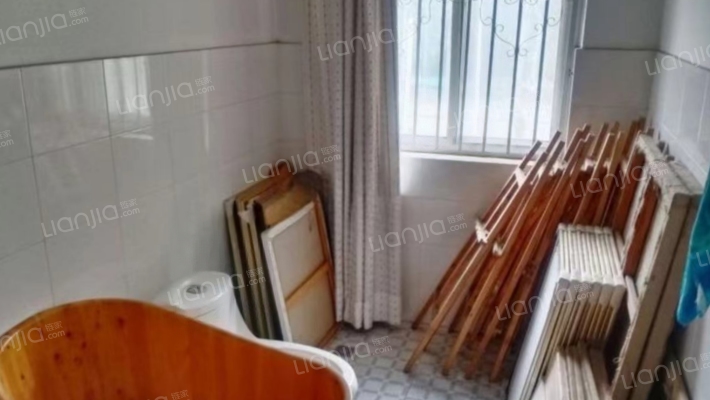 此房满五唯一 毛坯 南北通透 上下三层有前花园 后菜园-卫生间C