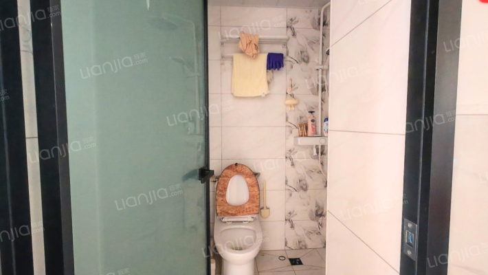 70年大产权，房证满二，次新房，通勤北京，交通方便。-卫生间