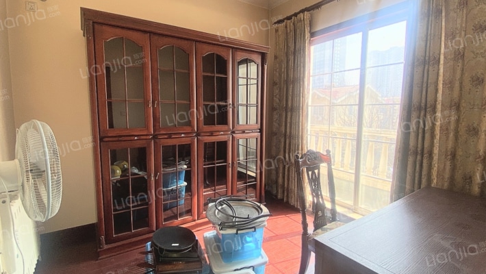 市区精装修的独栋别墅，带大院子，小区位置好-卧室E