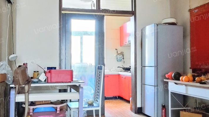 此房满五年， 税低 南北通透三室二厅，板楼公摊面积小-餐厅