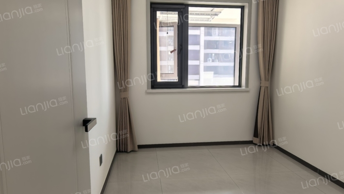 花田路 集中供暖 南北通透三居双卫 精装修-卧室B