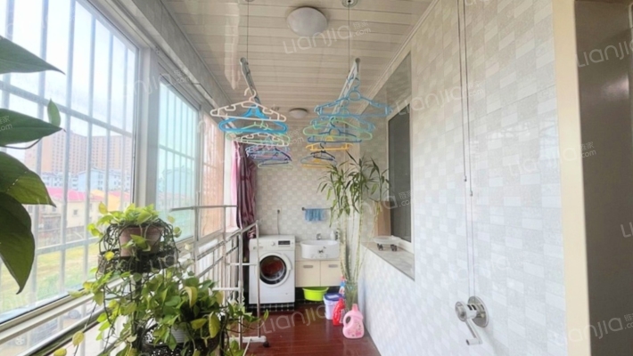 德信公园旁  集中供暖社区 名流五期低楼层 价格可谈-阳台