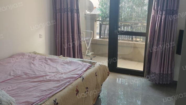 .南北通透四居室 2.精装修 3.采光视野好 4.配套齐全-卧室C