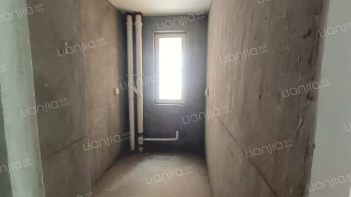 房子是南北通透，正规两居室，低楼层-厨房