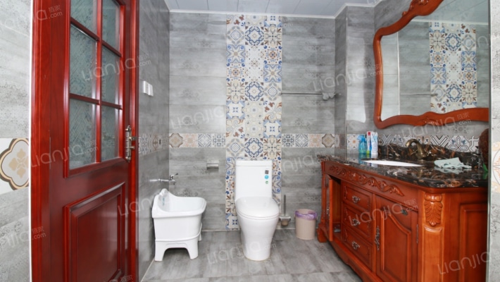 军欣别墅 带花园  满二精装修  停车方便-卫生间C