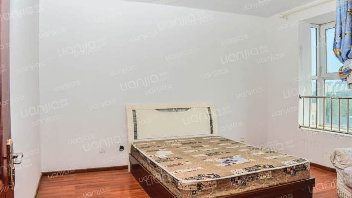 开发区 公园旁 精装修3居室 南北通透 满五唯一-卧室C