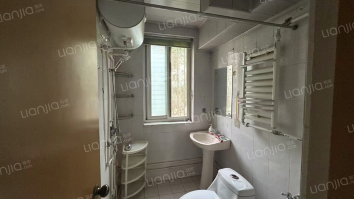 新安小区 3室2厅 南 北-卫生间