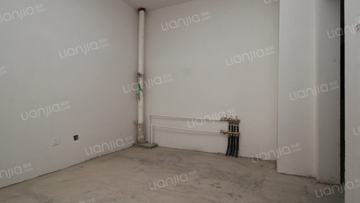 跃层有露天阳台，采光充足，视野宽阔，交通便利。-卧室B