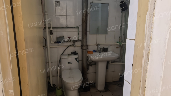 中间楼层 简单装修 随时可看 采光好-卫生间