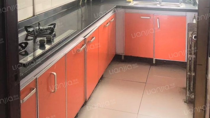 此房满五唯一，带地下室，距离双语1公里-厨房