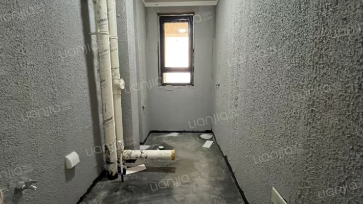 房子一梯两户，集中供暖好楼层，人车分流-卫生间B