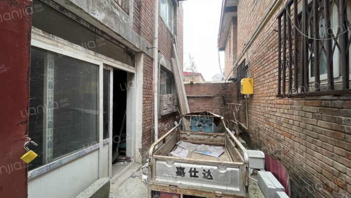 房子满五不唯一，独门独院，二层小楼，可以过户-车库