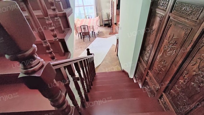 房主出国诚意出售闲置别墅，院子大，带装修拎包入住-楼梯间