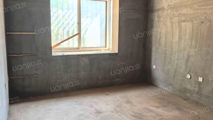 此房有本满五年，精装修，社区安静-卧室C