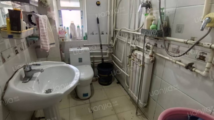 房本满五，精装修小两居，拎包入住。-卫生间