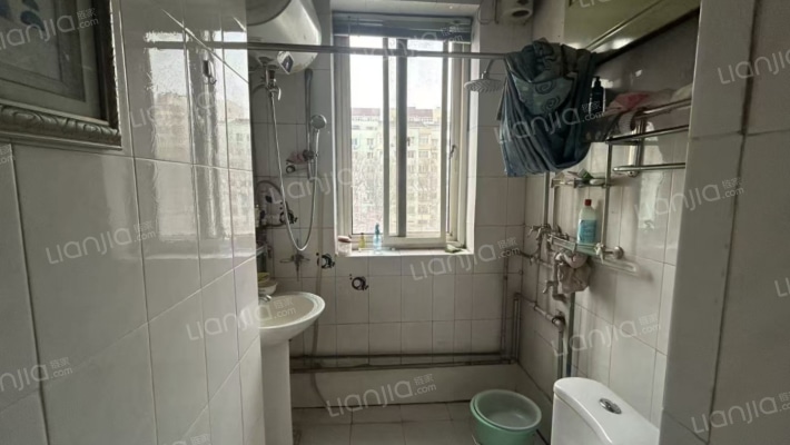 范阳路 物探二号院，南北通透三居室中间楼层-卫生间