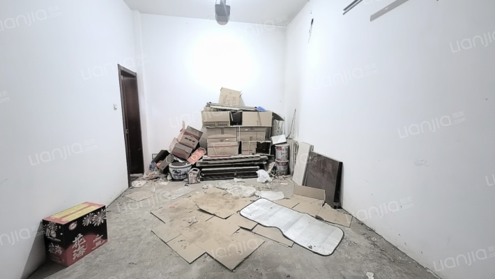 此房本满五 税费低 ，格局 通风性好 ，采光很好。-车库