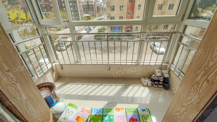 锦绣城四区有地下室本5唯一精装修-阳台