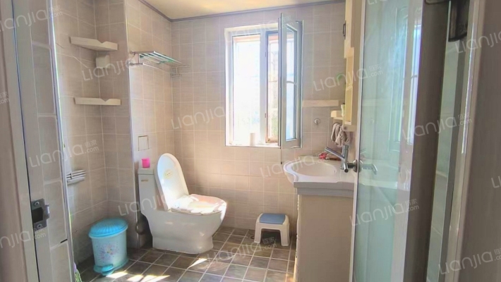 精装修拎包入住，全天采光无遮挡，视野好。-卫生间