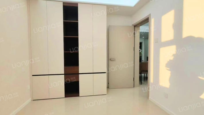 精装修10万标准二居，房主换房诚心出售45万-卧室A