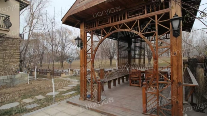 此房带装修，带660平米大院子，交通便利，小区环境好-花园