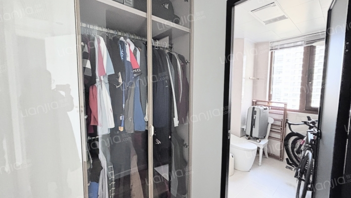 鸿坤理想尔湾 4室2厅 南 北-卫生间B