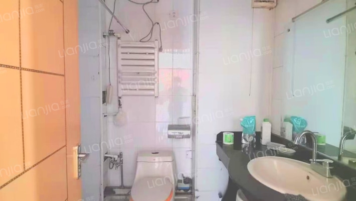 房本满五，南北通透三居室。采光好，视野无遮挡-卫生间