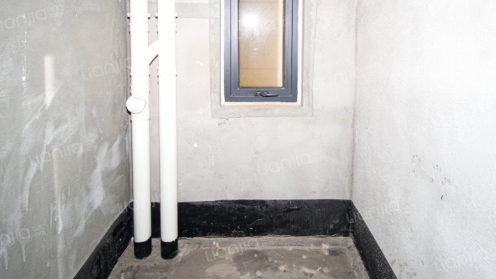 建业十八城 毛坯两室 户型方正 有证可按揭-卫生间