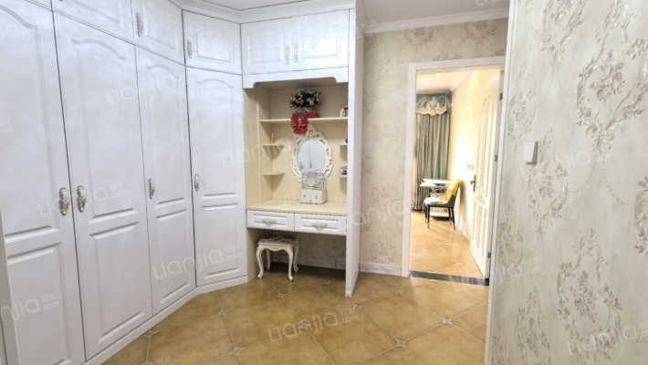 南北通透的联排别墅，品质社区，绿化好，没有遮挡.-衣帽间