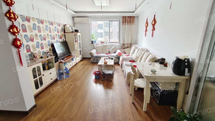 电梯房 适宜各年龄段人群 采光好 无遮挡 ，税费低-餐厅