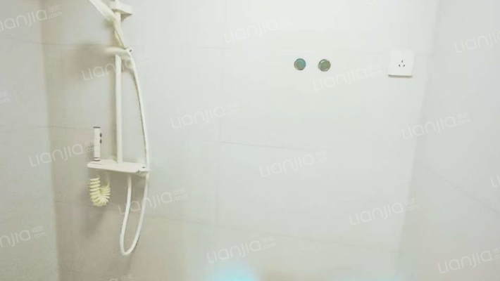 北京界三利中和城大两居，位置好，门口838车站采光好-卫生间