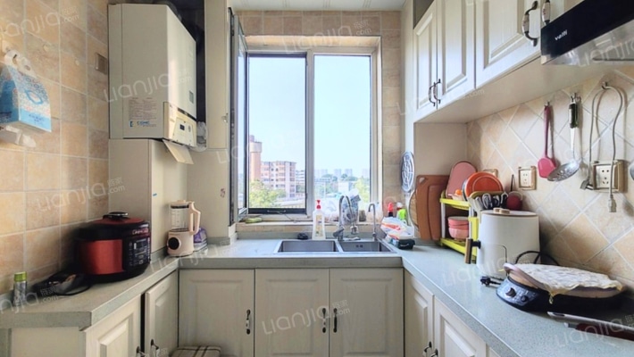 老火车站，建设路，近市场，房本满两年，精装修-厨房