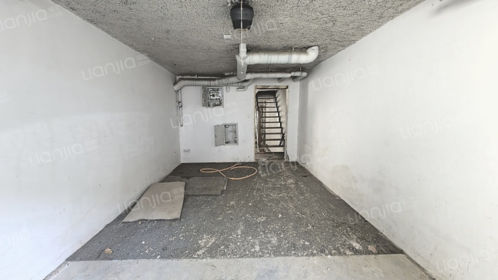 高铁板块，联排别墅，下沉花园，私家车库-卧室C