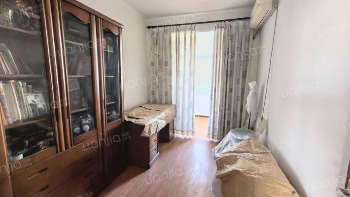 此房有本满五年，房本交易，南北通透格局，社区安静-卧室C