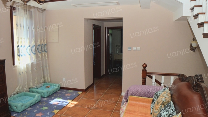 业主急售 爱丁堡 院子120平 南入户 上下三层 房本满2-客厅B