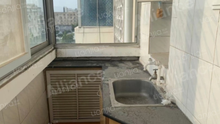 东西通透两居室，户型方正，简单装修-厨房