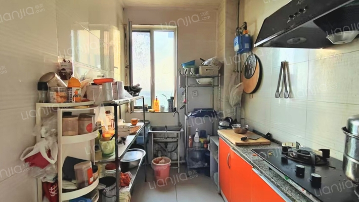 房子是中间楼层，采光好，精装修，看房方便。-厨房